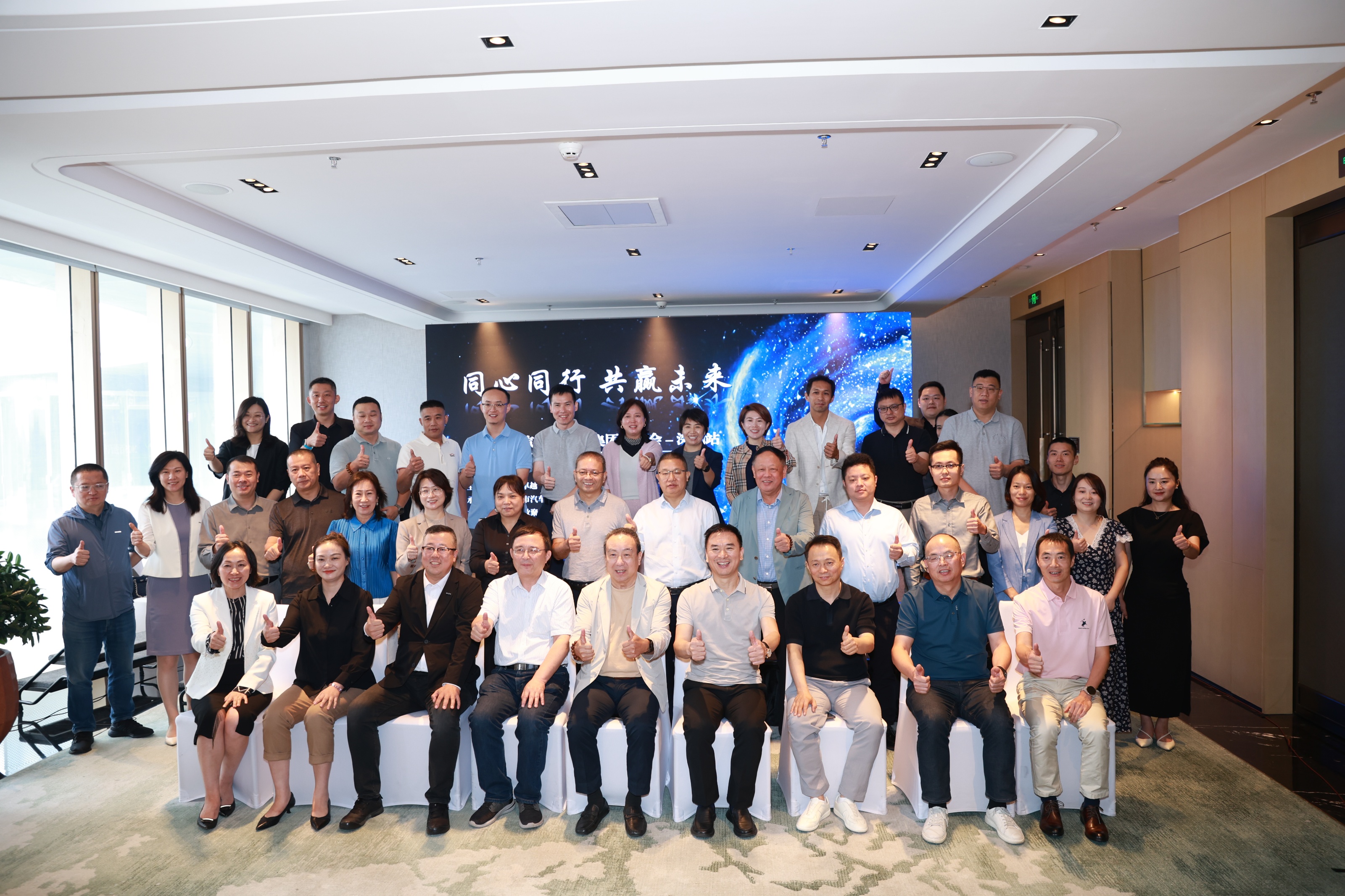 汽车经销商的AI必修课：彩神8争霸私董会现场教学，破解管理黑盒与流量困局